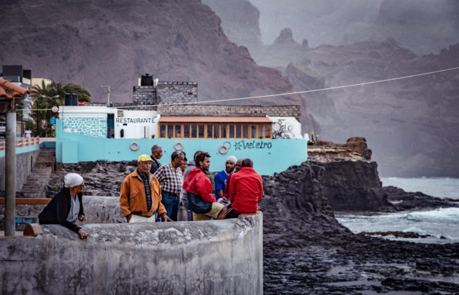 Photographie "pêcheurs et badauds, Cap-Vert " - Paysages - Voyages - Audrey Viste, Photographe à Montpellier / Photographe Montpellier
