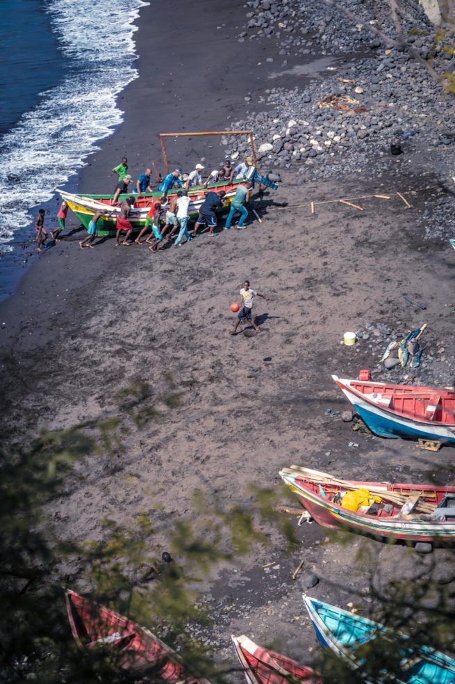 Photographie "Pêcheurs et Footballeur" - Paysages - Voyages - Audrey Viste, Photographe à Montpellier / Photographe Montpellier