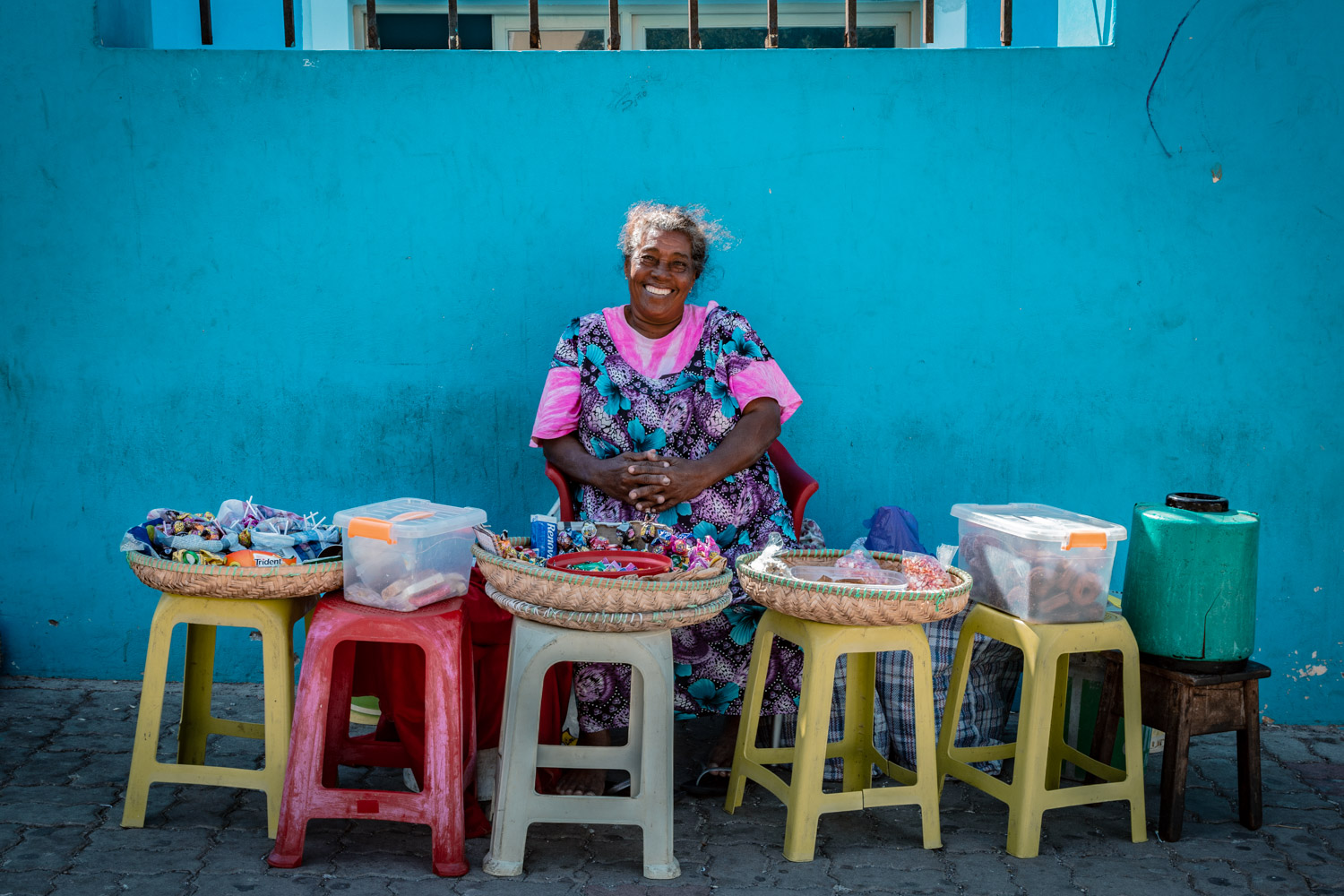 Photographie "Vendeuse de bonbons, Mindelo" - Portraits - Voyages- Audrey Viste, Photographe à Montpellier | Photographe Montpellier